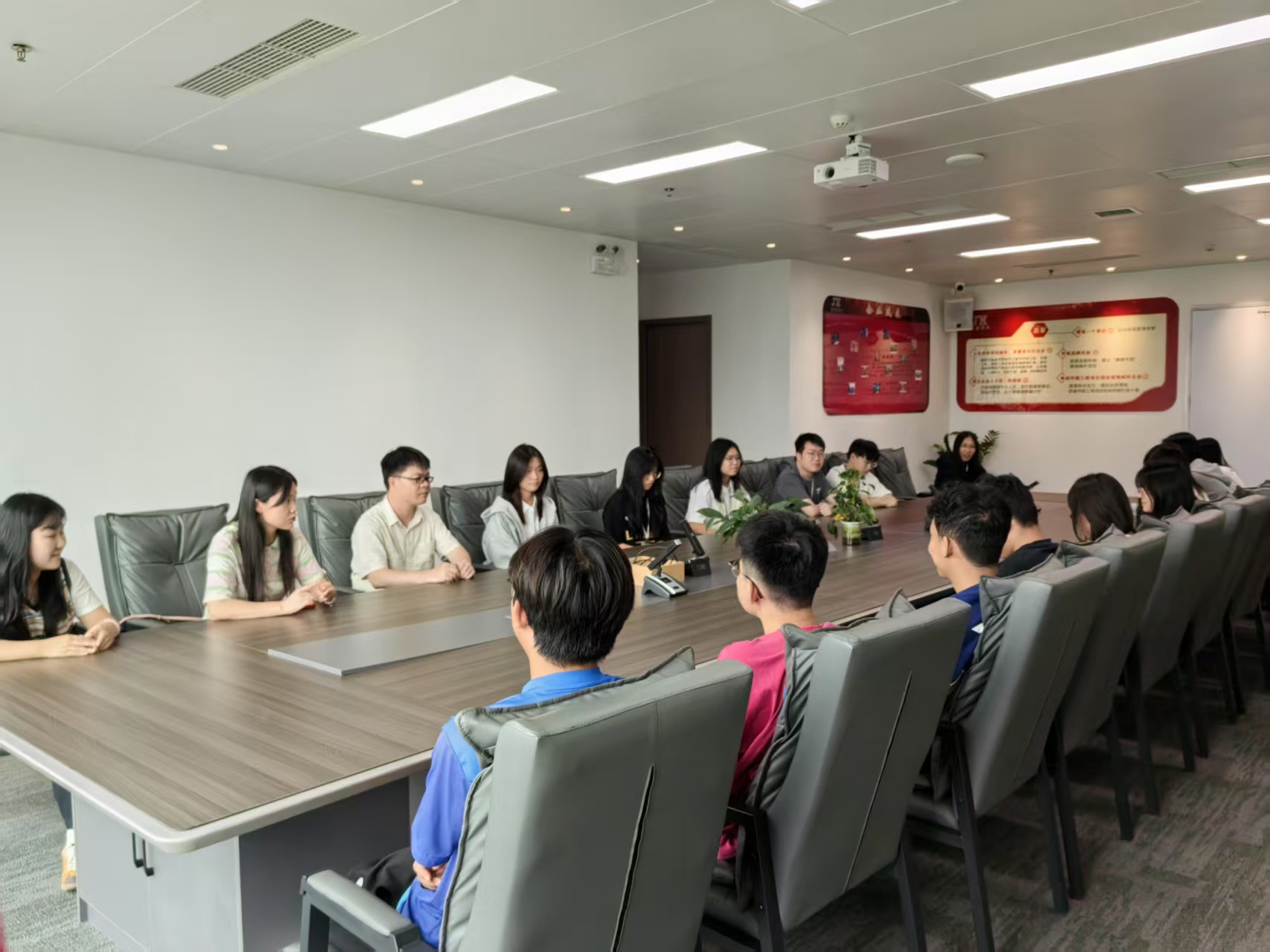 工程造价专业实习指导教师走访企业看望实习学生-建筑工程学院